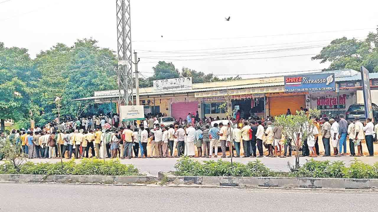 అరకొరే.. అందని యూరియా..ఆగని ఆందోళన
