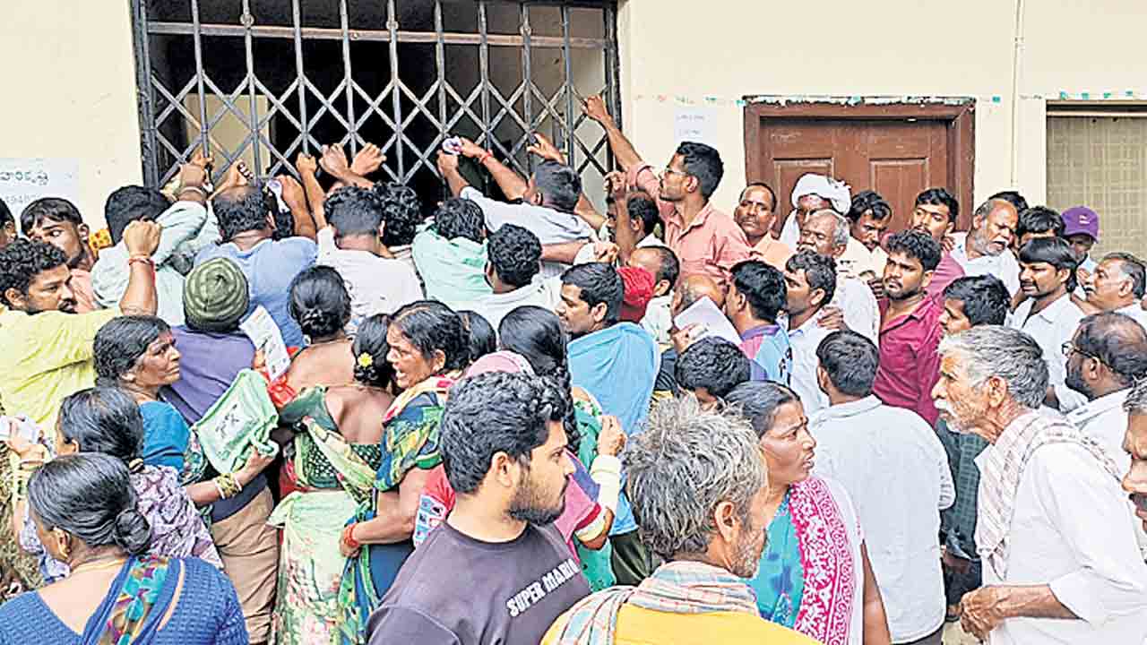 ఎరువు దొరకదు.. గోస తీరదు