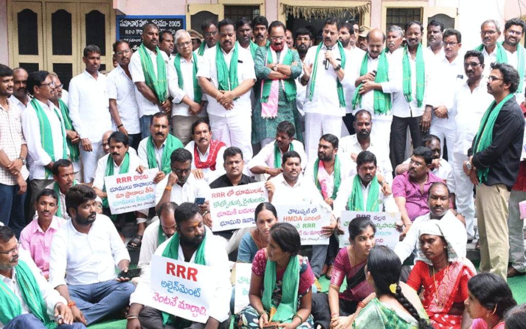 Choutuppal : చౌటుప్పల్ ఆర్డీఓ కార్యాలయం ఎదుట రీజినల్ రింగ్ రోడ్ భూ భాదితుల ధ‌ర్నా