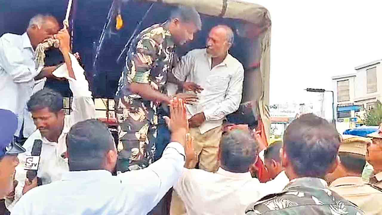 ఆర్‌ఆర్‌ఆర్‌ రైతుల అరెస్ట్‌.. నల్లగొండ గడియారం సెంటర్‌లో అడ్డుకున్న పోలీసులు