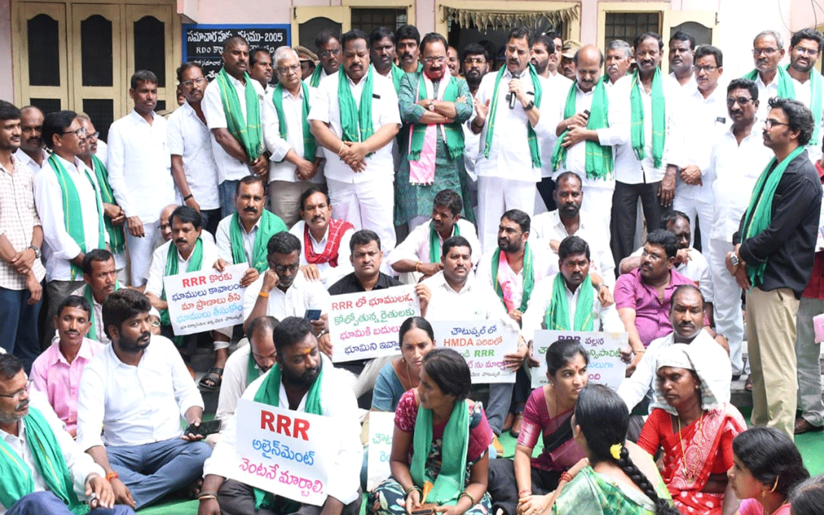 Choutuppal : చౌటుప్పల్ ఆర్డీఓ కార్యాలయం ఎదుట రీజినల్ రింగ్ రోడ్ భూ బాధితుల ధ‌ర్నా