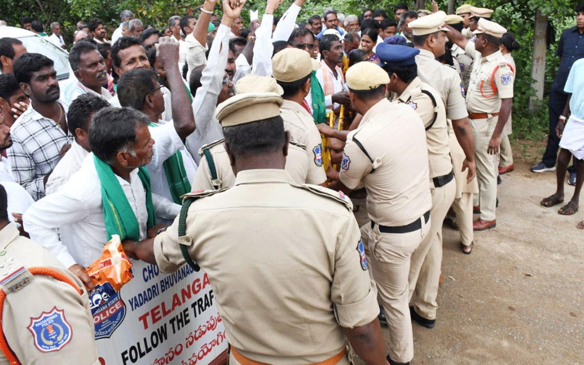 Choutuppal : చౌటుప్పల్ ఆర్డీఓ కార్యాలయం ఎదుట రీజినల్ రింగ్ రోడ్ భూ భాదితుల ధ‌ర్నా
