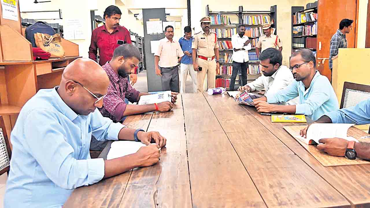 నేరగాడికి నిరుద్యోగుల బాధేం తెలుస్తది?