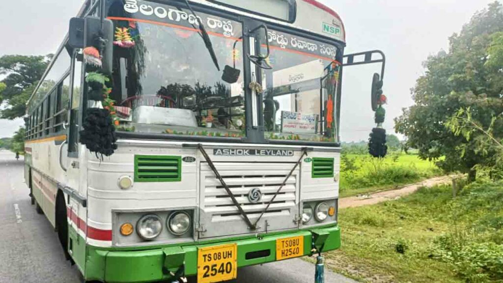 Rtc Driver RTC Driver | ఒడిలో పసిపాపతో మహిళ.. పరుగెత్తినా పట్టించుకోని నర్సాపూర్ ...