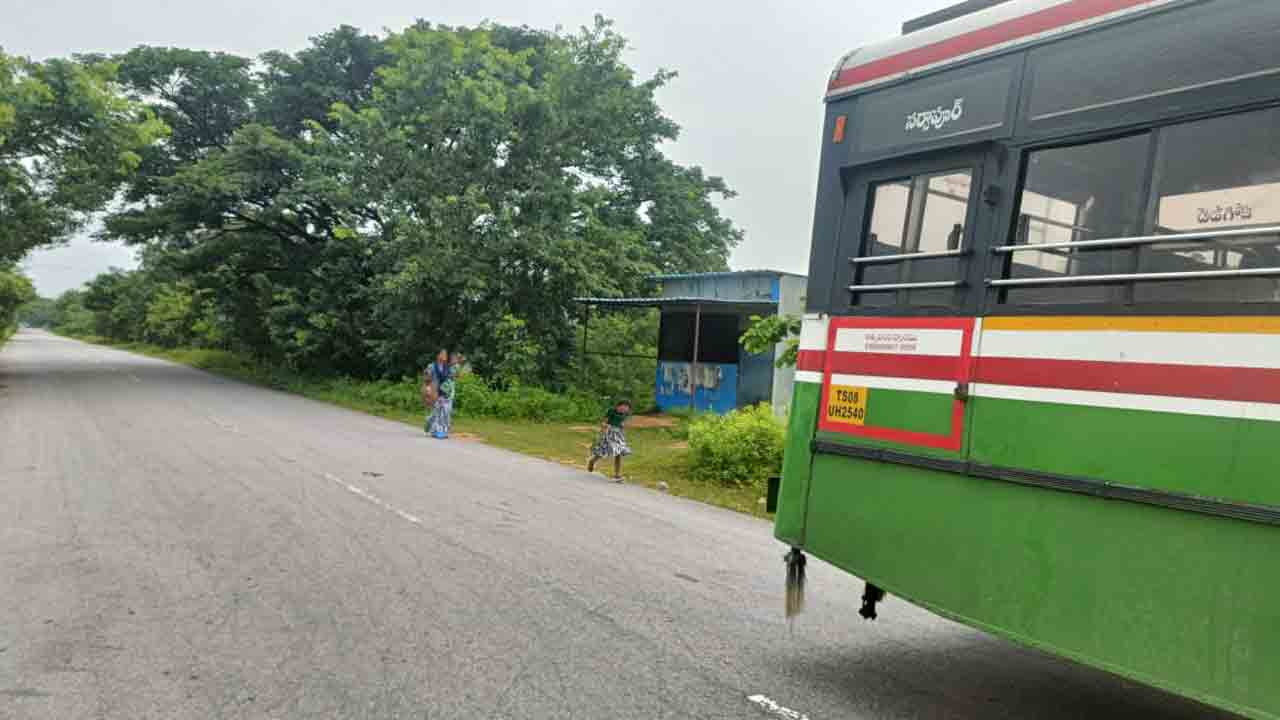 RTC Driver | ఒడిలో పసిపాపతో మహిళ.. పరుగెత్తినా పట్టించుకోని నర్సాపూర్ ఆర్టీసీ డిపో డ్రైవర్