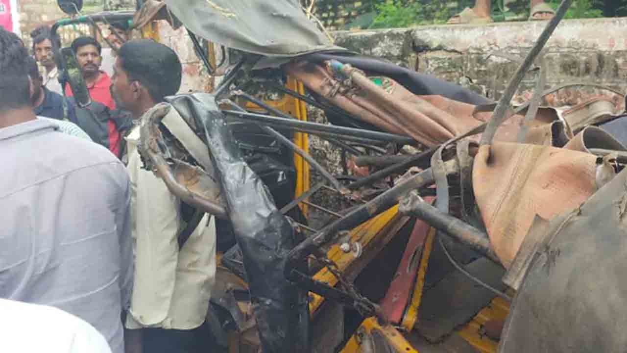 Road accident | అదుపుతప్పి ఆటోను ఢీకొట్టిన లారీ.. ముగ్గురు దుర్మరణం
