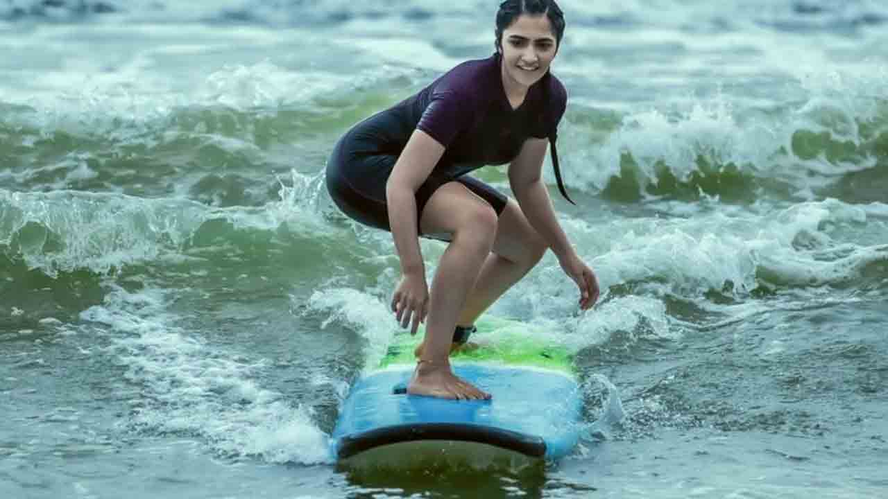 Rukmini Vasanth | కాంతార హీరోయిన్‌ రుక్మిణి వసంత్ అడ్వెంచరస్‌ సర్ఫింగ్‌.. ఎక్కడికెళ్లిందో మరి..!