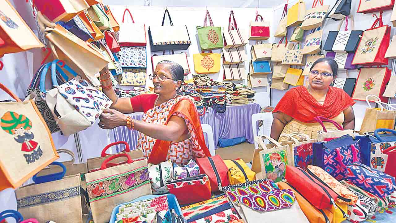 సరస్‌ ఫెయిర్‌ నుంచి ఎస్‌హెచ్‌జీ స్టాళ్లు ఔట్‌!.. 12 స్టాళ్లను బలవంతంగా ఖాళీచేయించారు..