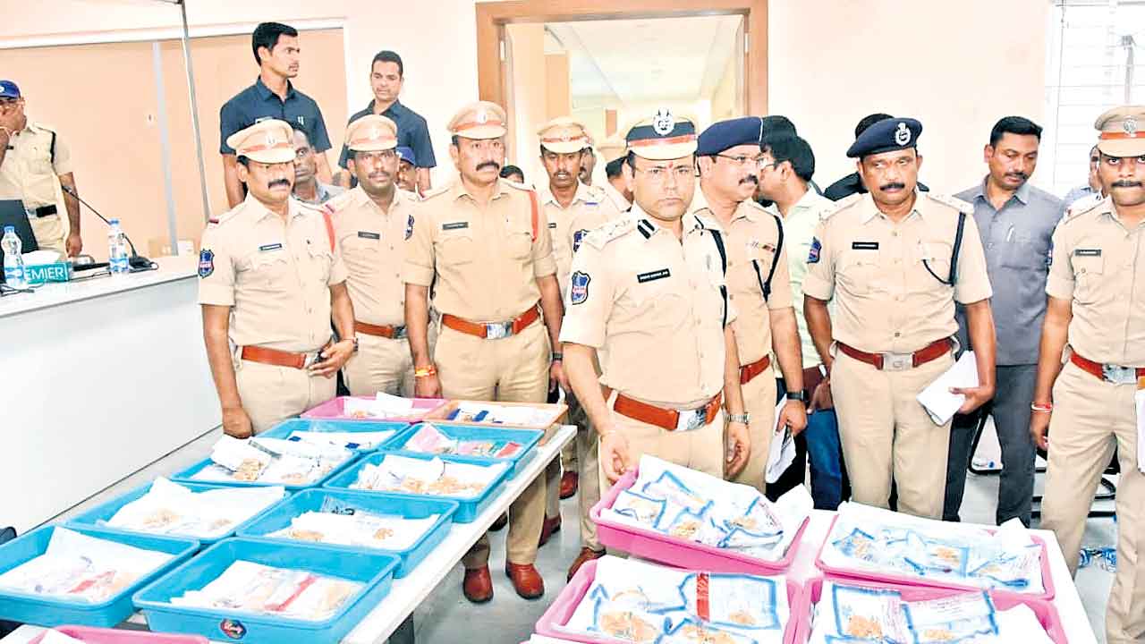 ఎస్‌బీఐ స్కాంలో 44 మంది అరెస్టు