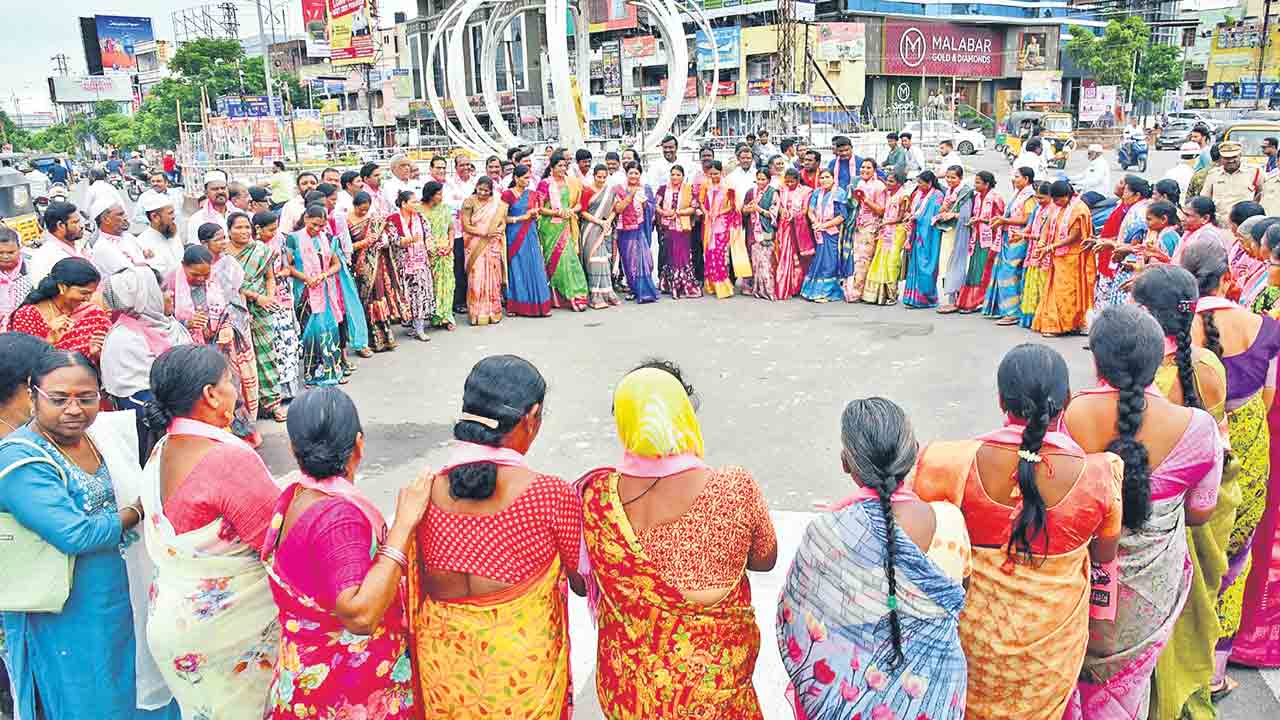 నేడే సద్దుల బతుకమ్మ.. సర్కారు చీరలేవమ్మా?