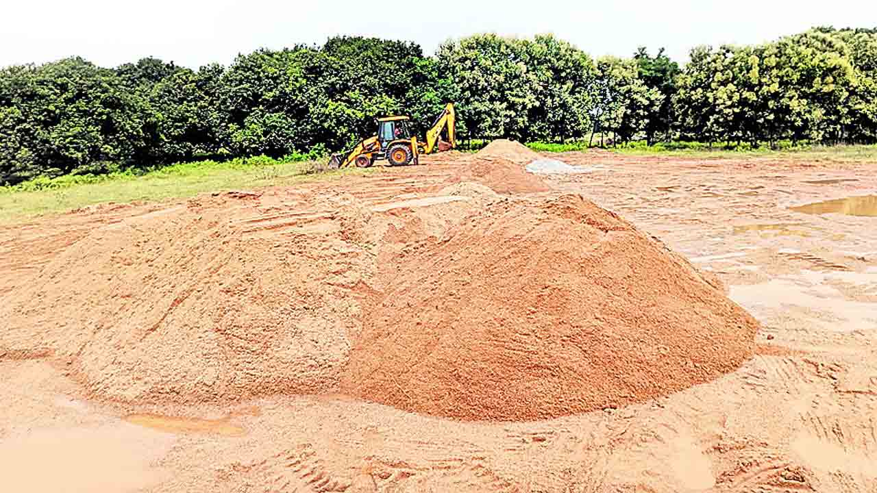 కాంగ్రెస్‌ నేతల ఇసుక దందా