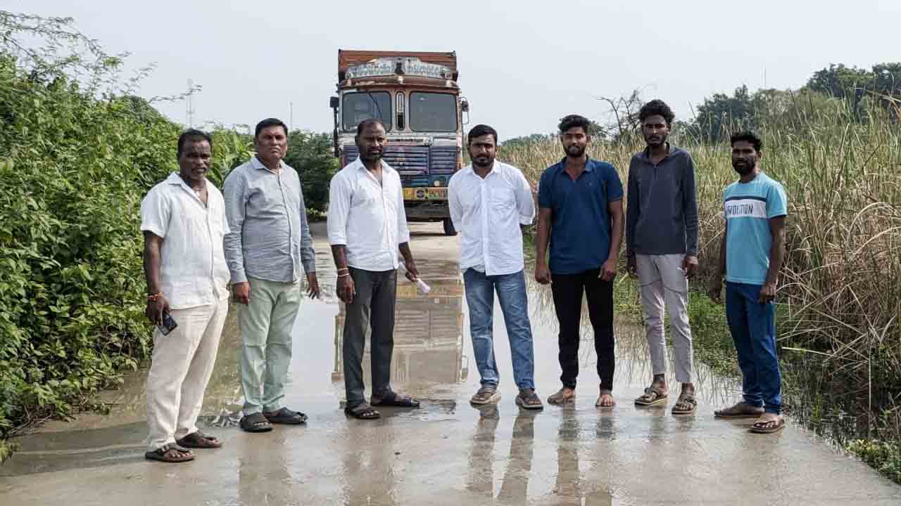 సింగరేణి ఇసుక లారీల అడ్డగింత – ఇసుక బంకర్ నీళ్లు ఇళ్లులోకి వస్తున్నాయని మండి పాటు