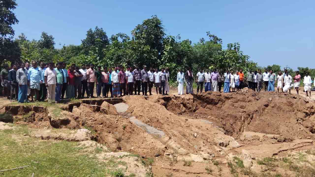 Illegal Transport | అక్రమంగా మొరం తవ్వుతున్న వాహనాలను పట్టుకున్న గ్రామస్థులు