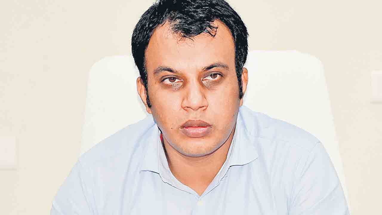 కలెక్టర్‌ తీరు క్షమార్హం కాదు