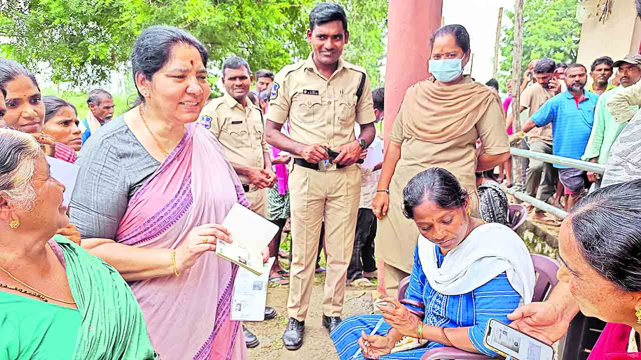 క్యూలో నిల్చొని.. టోకెన్లు తీసుకున్న మాజీ మంత్రి సత్యవతి