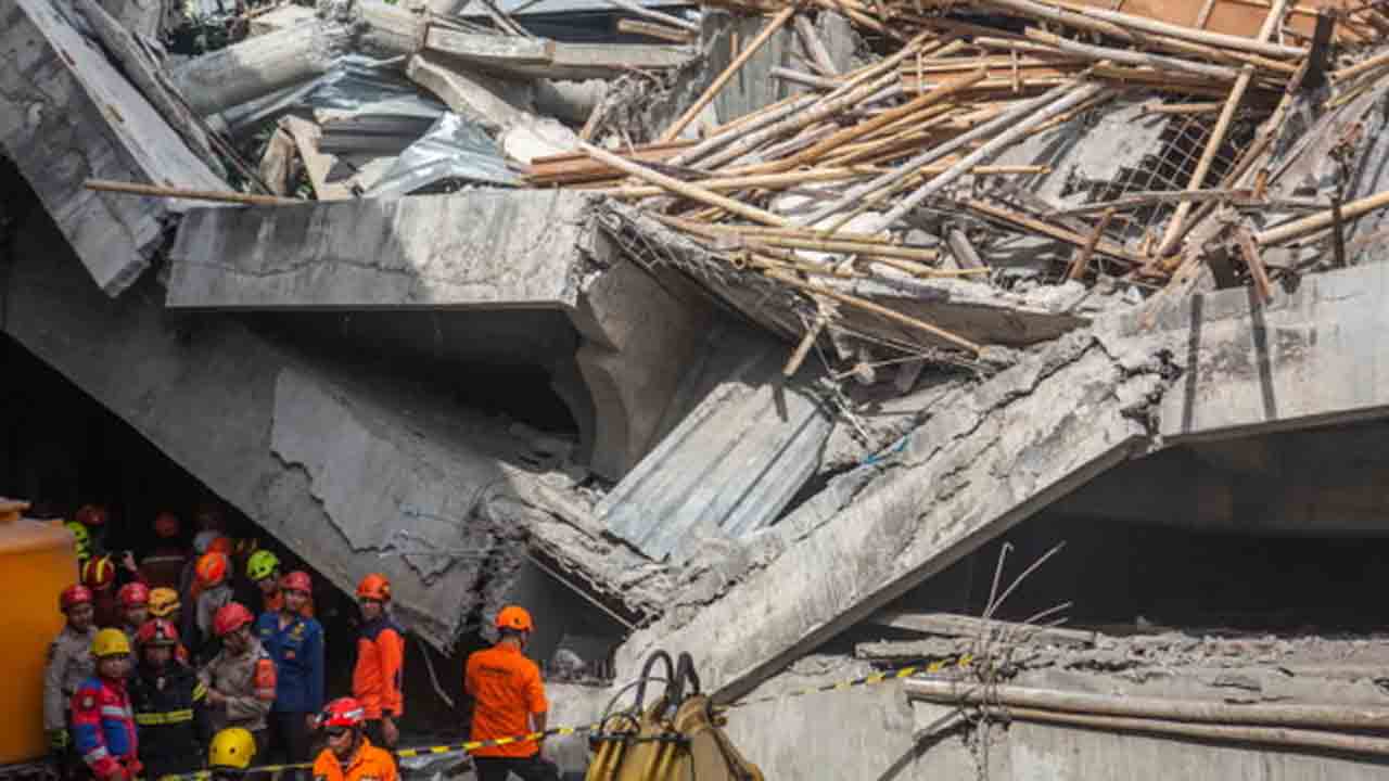 School Collapse | పాఠశాల భవనం కూలి ఒకరు మృతి.. శిథిలాల కింద చిక్కుకుపోయిన 65 మంది విద్యార్థులు