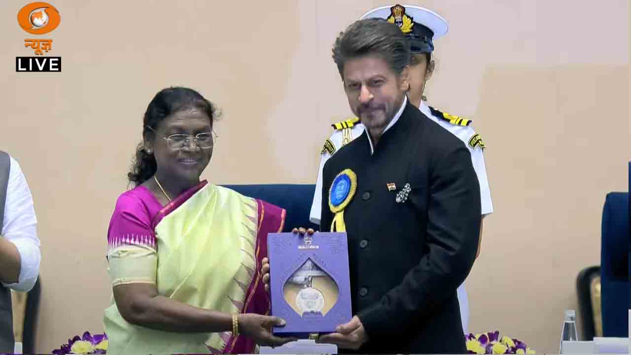 71st National Film Awards | జాతీయ ఉత్త‌మ న‌టుడిగా అవార్డును అందుకున్న షారుఖ్ ఖాన్