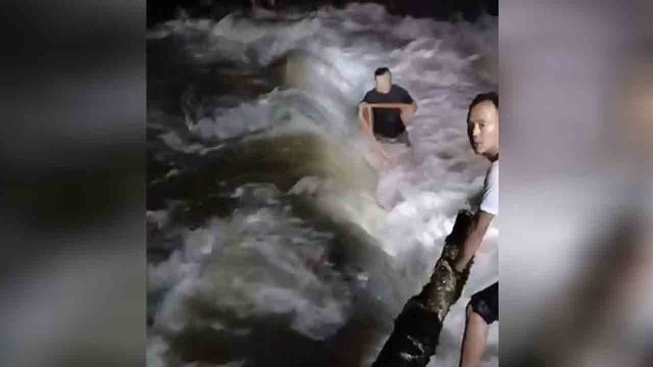 Sikkim | సిక్కింలో భారీ వర్షాలకు విరిగిపడ్డ కొండచరియలు.. నలుగురు మృతి.. రెస్క్యూ టీమ్‌ డేరింగ్‌ ఆపరేషన్‌ వీడియోలు