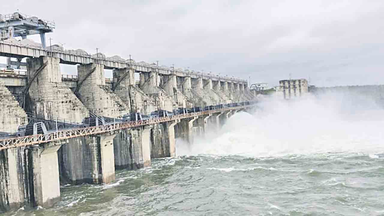 సింగూరు మూడు గేట్లు ఎత్తి నీటివిడుదల