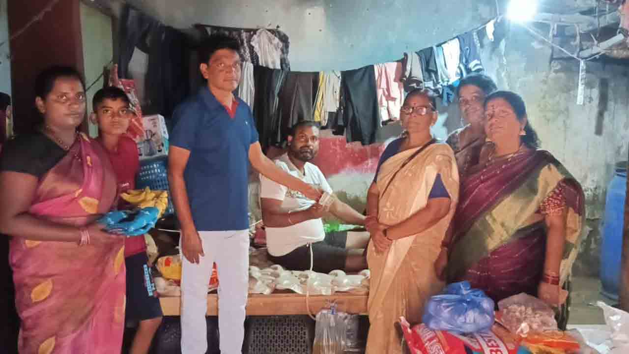 Sitarama Seva Samithi | పండుగ పూట పస్తులుండొద్దని.. శ్రీ సీతారామ సేవా సమితి ఆపన్న హస్తం