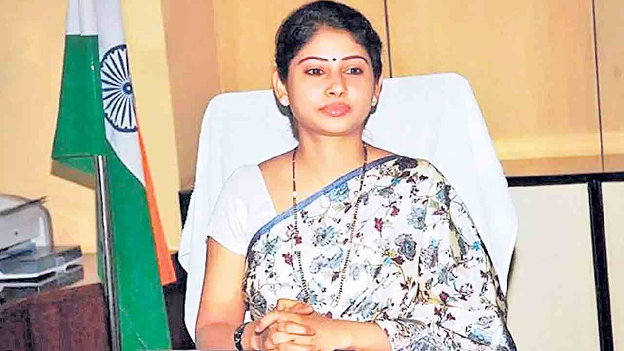 స్మితాసభర్వాల్‌కు ఊరట.. రాష్ట్ర ప్రభుత్వానికి హైకోర్టు మధ్యంతర ఉత్తర్వులు