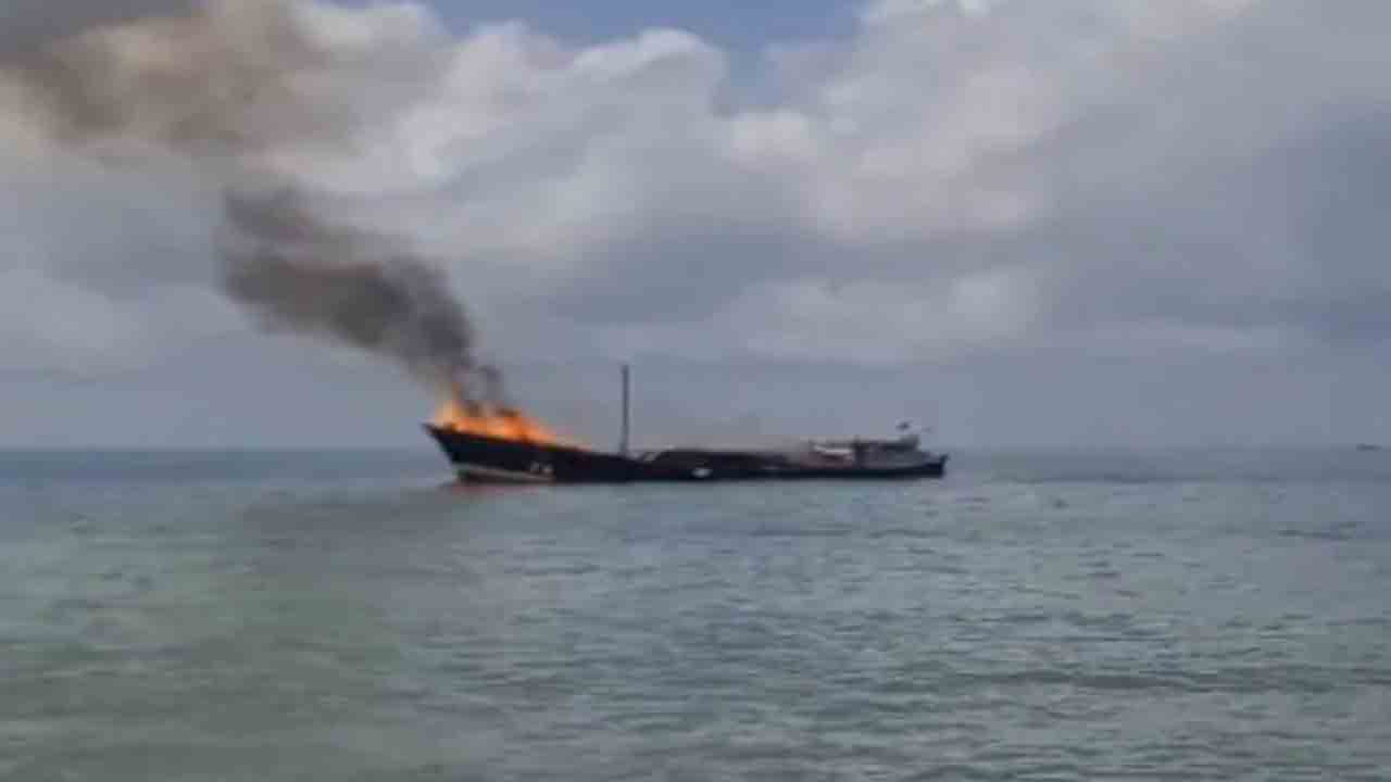 Ship Catches Fire | సొమాలియా వెళ్లే నౌకలో మంటలు.. లోడ్‌ చేసిన బియ్యం బస్తాలు ఆహుతి