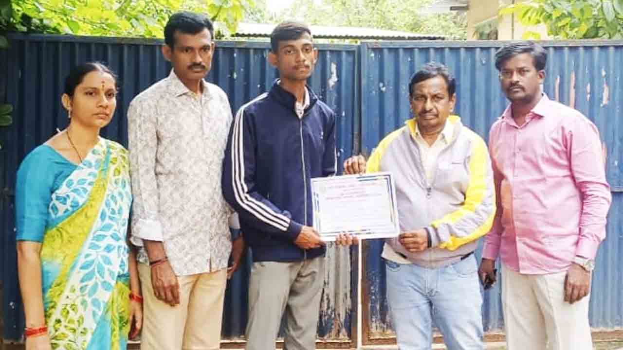 National level Select | జాతీయ స్థాయి ఫుట్‌బాల్‌ పోటీలకు పత్తిపాక మణిదీప్ ఎంపిక