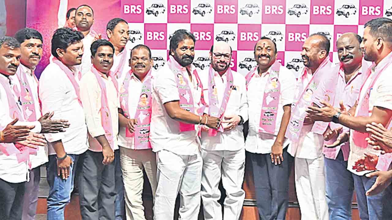 బీఆర్‌ఎస్‌లోకి బీజేపీ నేతలు.. శ్రీనివాస్‌గౌడ్‌ ఆధ్వర్యంలో చేరికలు