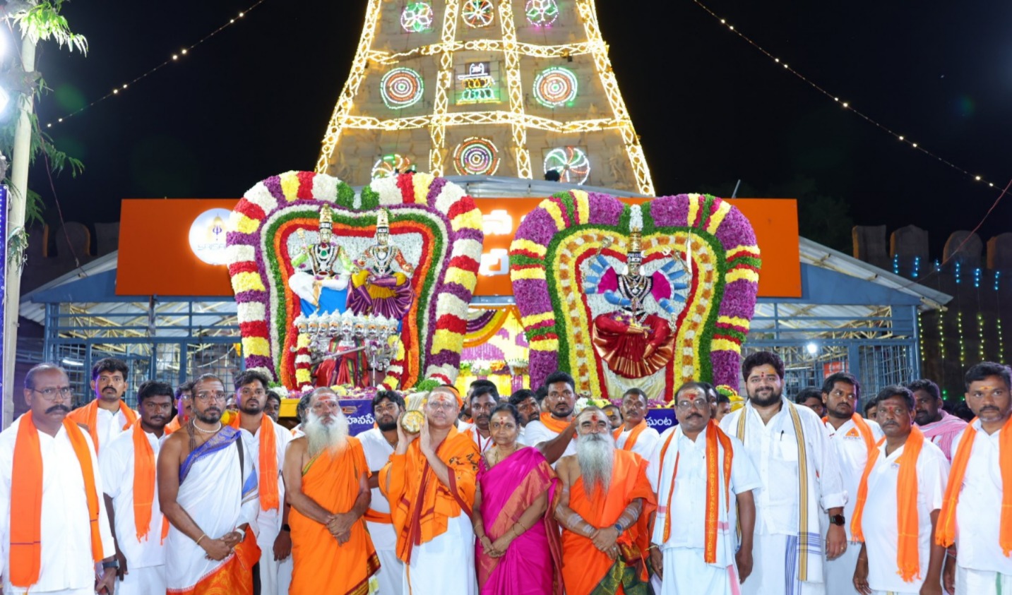 గ్రామోత్సవంలో స్వామి, అమ్మవార్లు