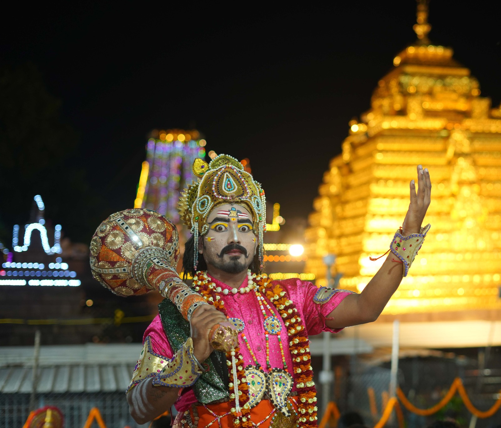 గ్రామోత్సవంలో కళాకారుల ప్రదర్శన