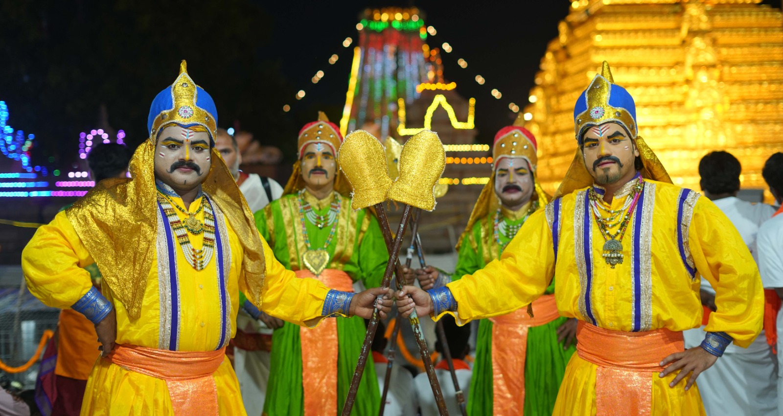 గ్రామోత్సవంలో కళాకారుల ప్రదర్శన