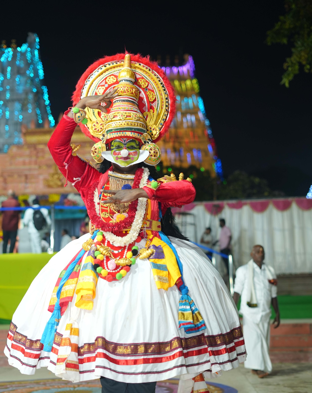 గ్రామోత్సవంలో కళాకారుల ప్రదర్శన