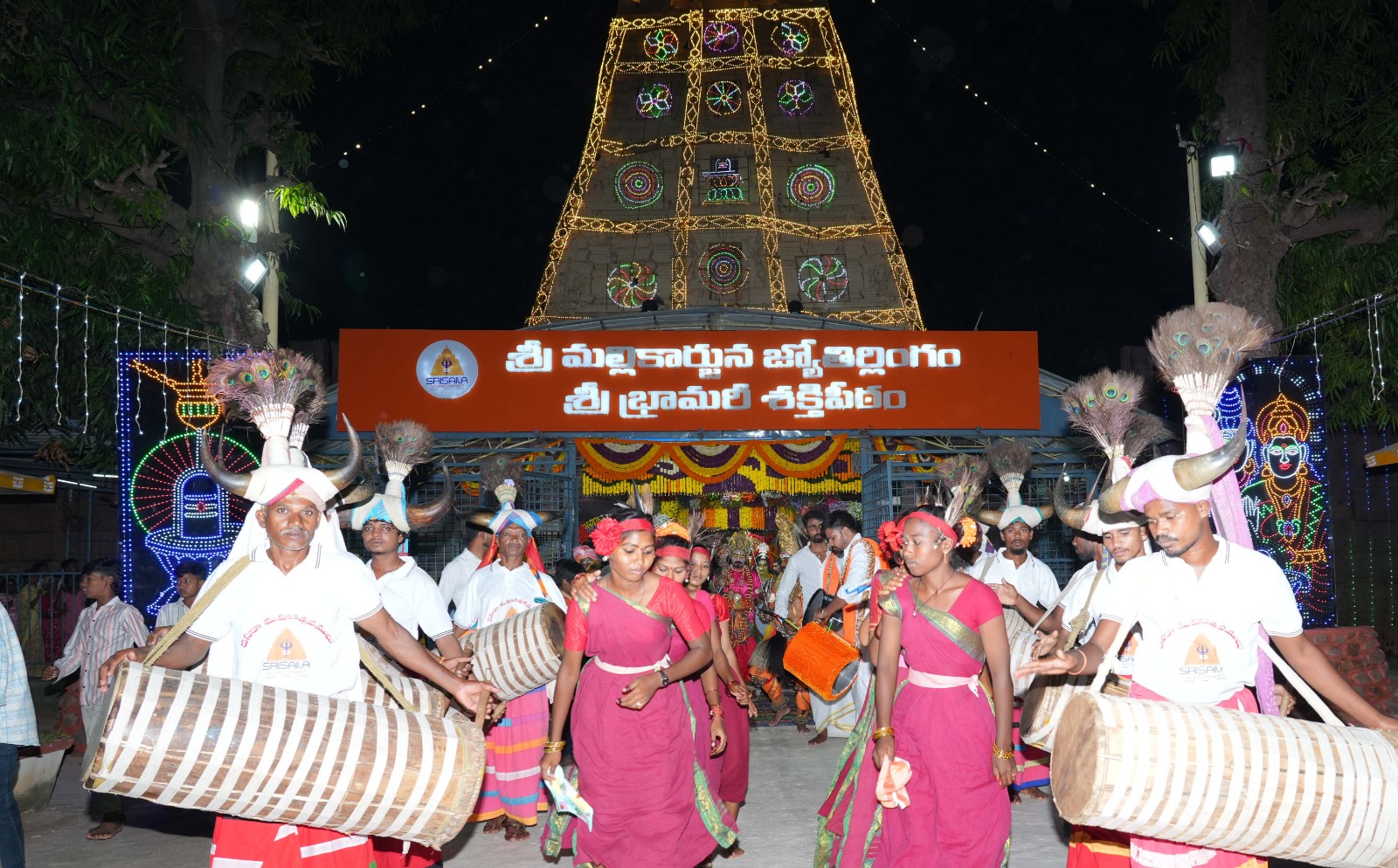 గ్రామోత్సవంలో కళాకారుల ప్రదర్శన