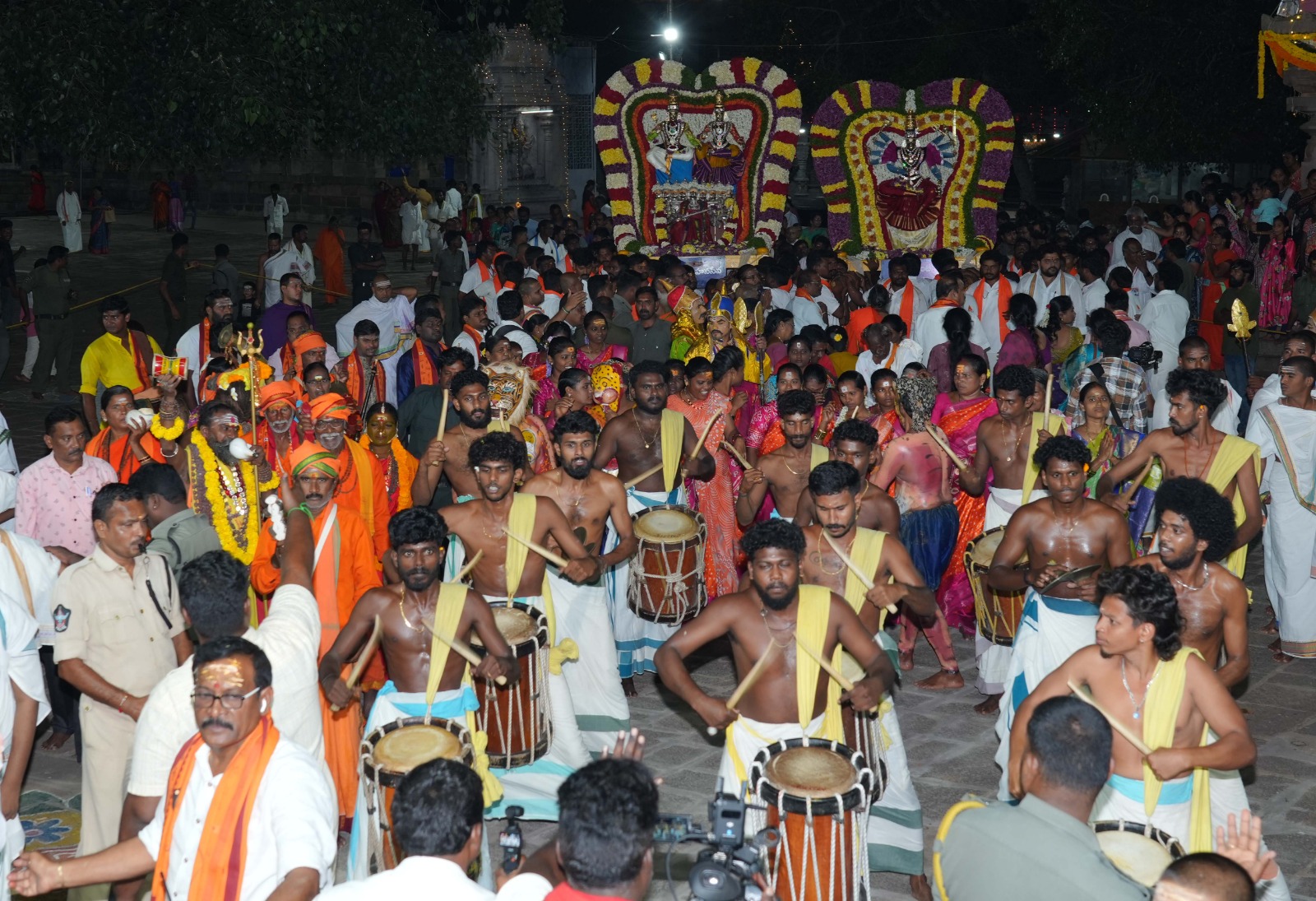 గ్రామోత్సవంలో కళాకారుల ప్రదర్శన
