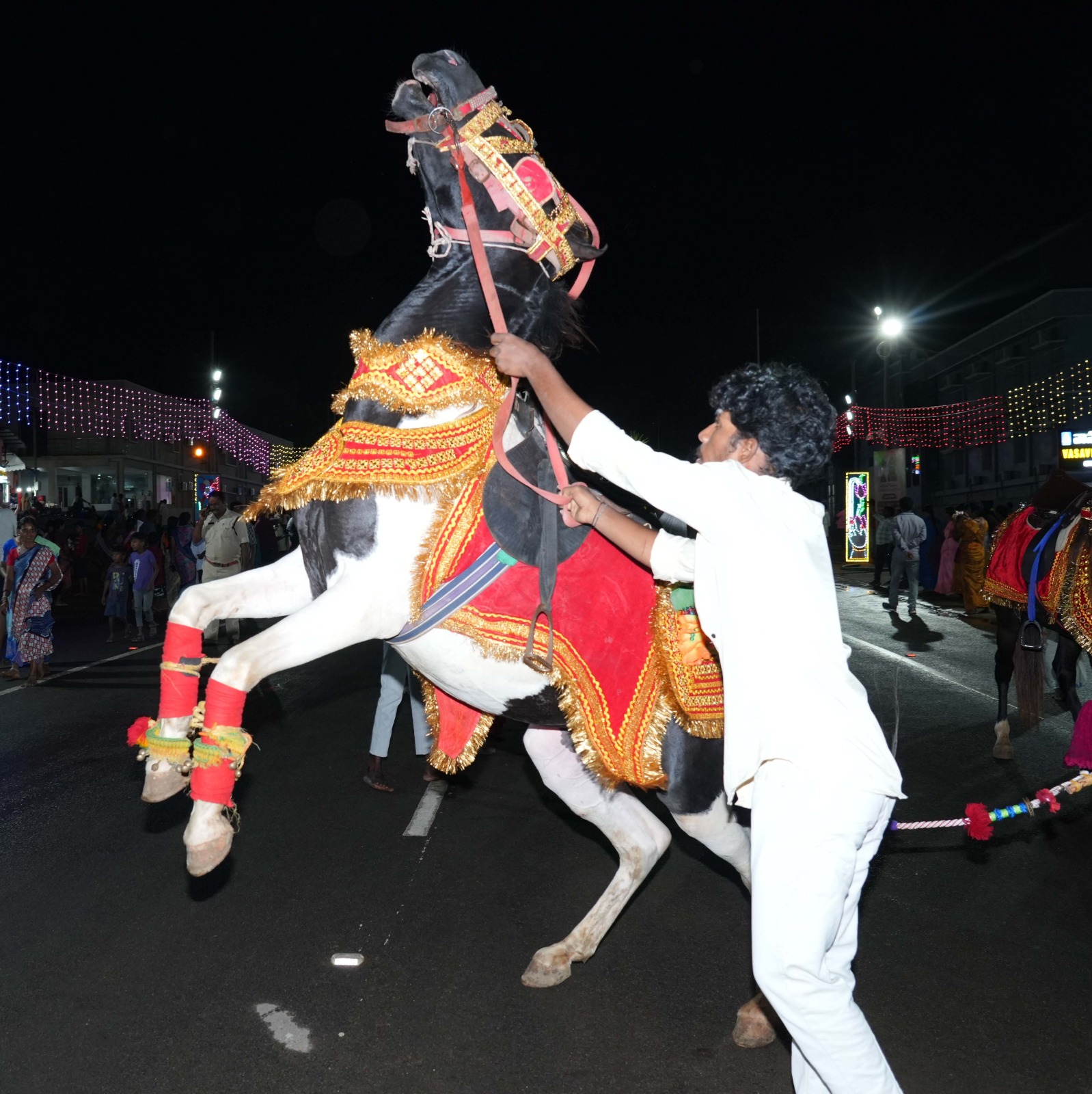 గ్రామోత్సవంలో కళాకారుల ప్రదర్శన