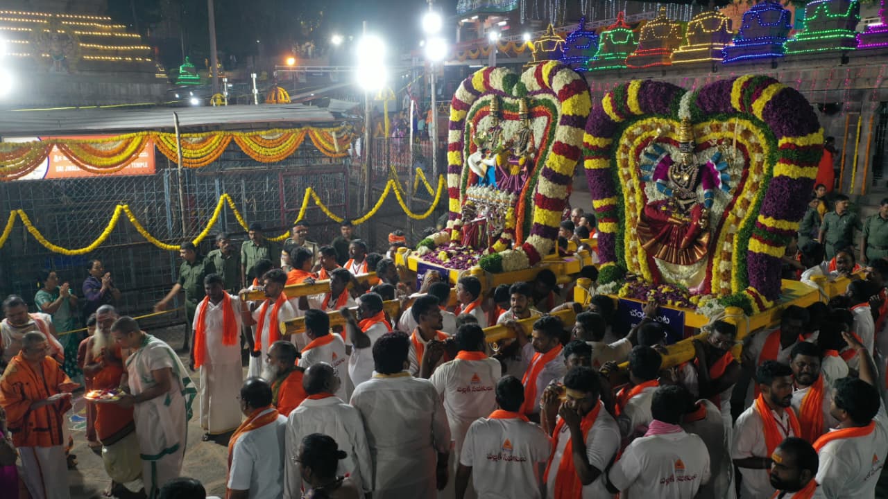 గ్రామోత్సవంలో నిర్వహించిన సాంస్కృతిక కార్యక్రమాలు భక్తులను అలరించాయి.