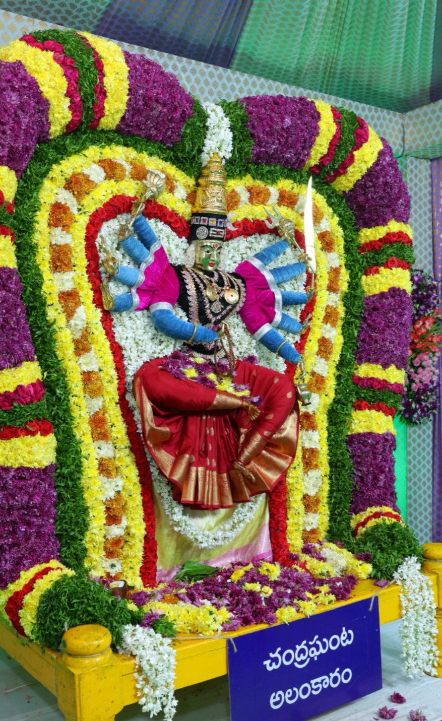 నవరాత్రి వేడుకల్లో భ్రమరాంబ అమ్మవారు చంద్రఘంటాదేవిగా భక్తులను అనుగ్రహించారు. రాత్రి చంద్రఘంటా సమేతుడైన మల్లికార్జునుడు రావణ వాహనంపై నుంచి భక్తులను కటాక్షించారు. 