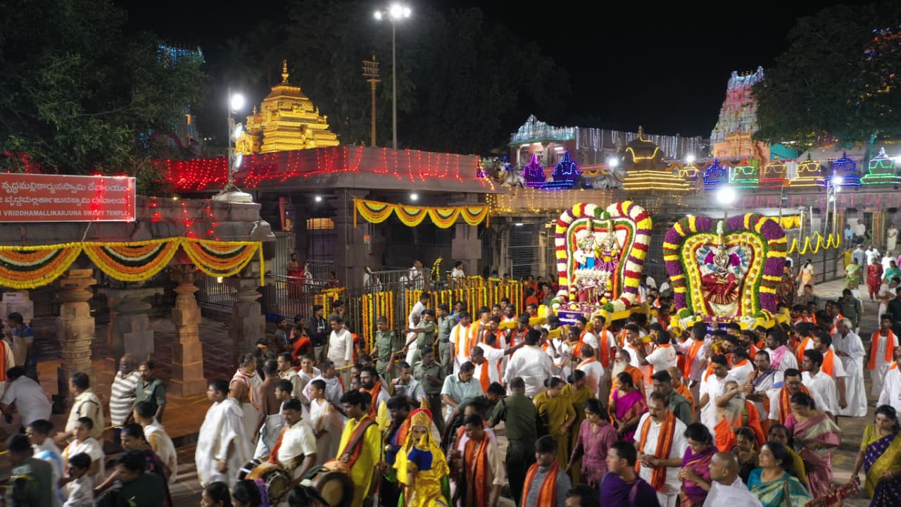 Srisailam | శ్రీశైలం : జ్యోతిర్లింగం, శక్తిపీఠ క్షేత్రమైన శ్రీశైలం భ్రమరాంబ మల్లికార్జున స్వామి ఆలయంలో దసరా మహోత్సవాలు నయనానందకరంగా సాగుతున్నాయి. 