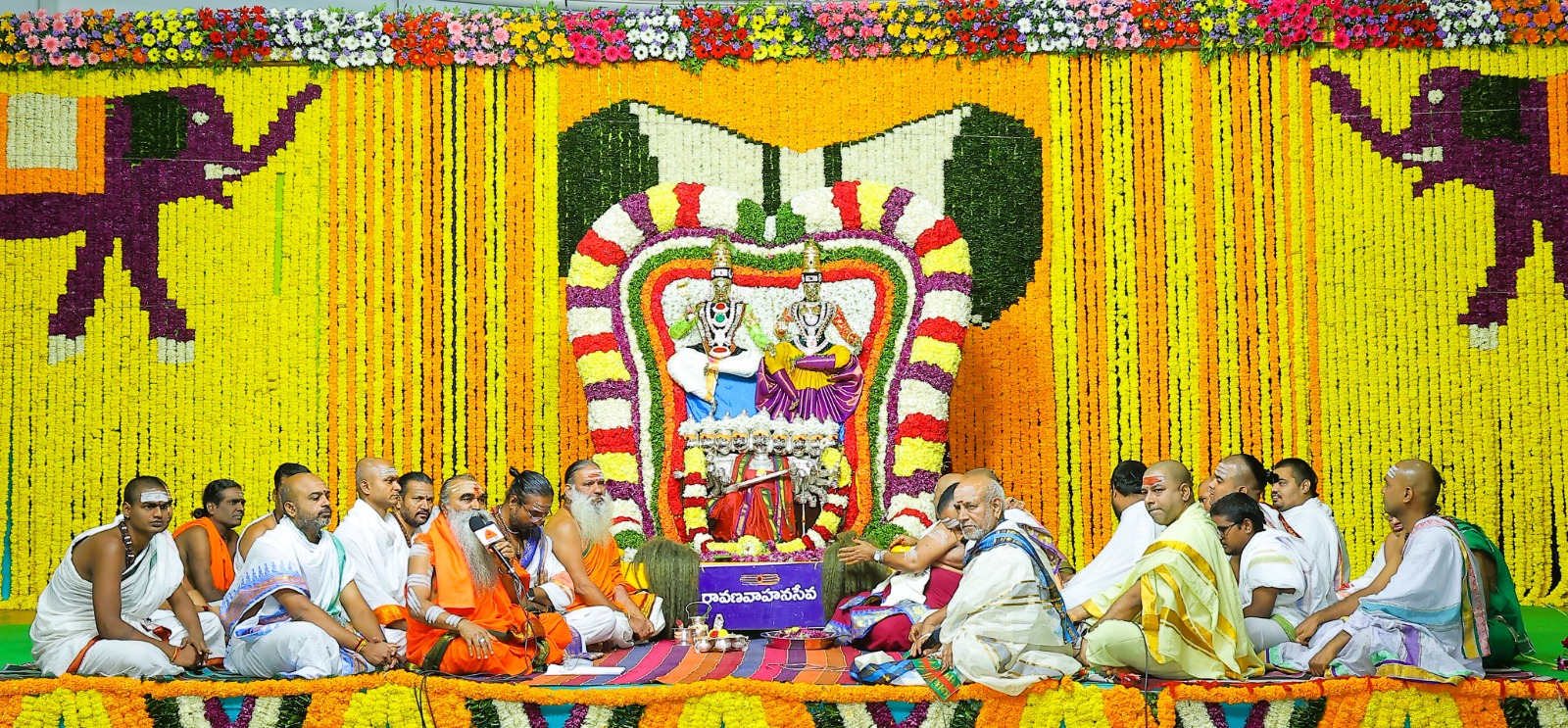 ఆలయం ఎదుట ఏర్పాటు చేసిన ప్రత్యేక వేదికపైకి స్వామి, అమ్మవార్ల ఉత్సవ విగ్రహాలను వేంచేపు చేసి అర్చకులు అర్చకులు, వేదపండితులు ప్రత్యేక పూజలు చేశారు. 