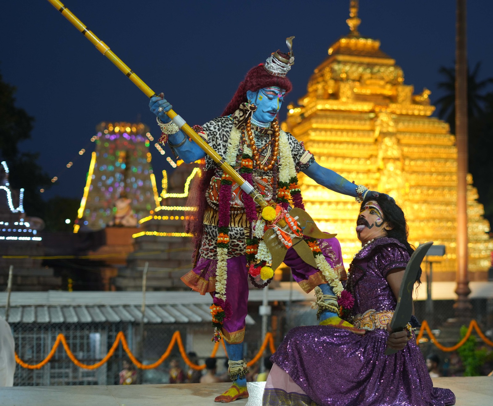 గ్రామోత్సవంలో కళాకారుల ప్రదర్శన