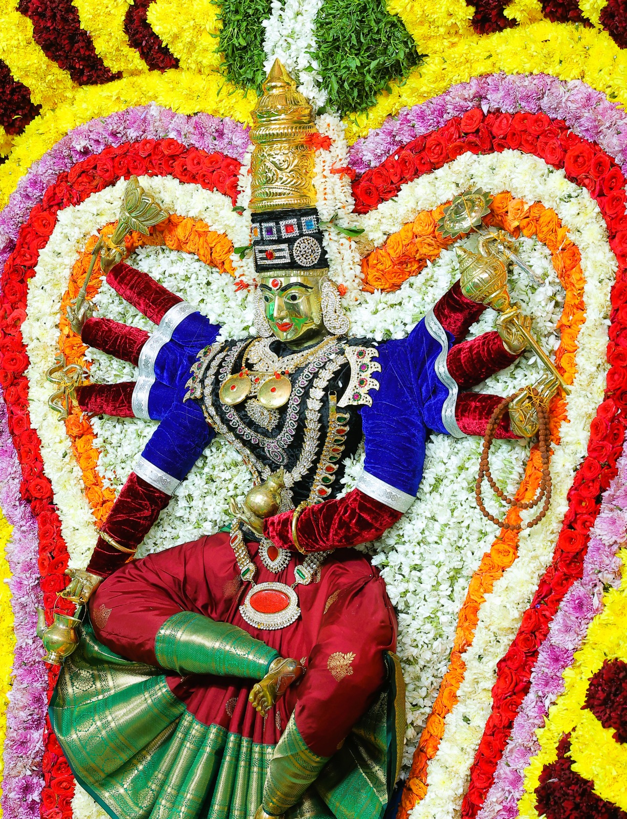 ఉత్సవాల్లో భాగంగా నాలుగోరోజు గురువారం భ్రమరాంబ అమ్మవారు కూష్మాండ దుర్గగా దర్శనం ఇచ్చారు. 