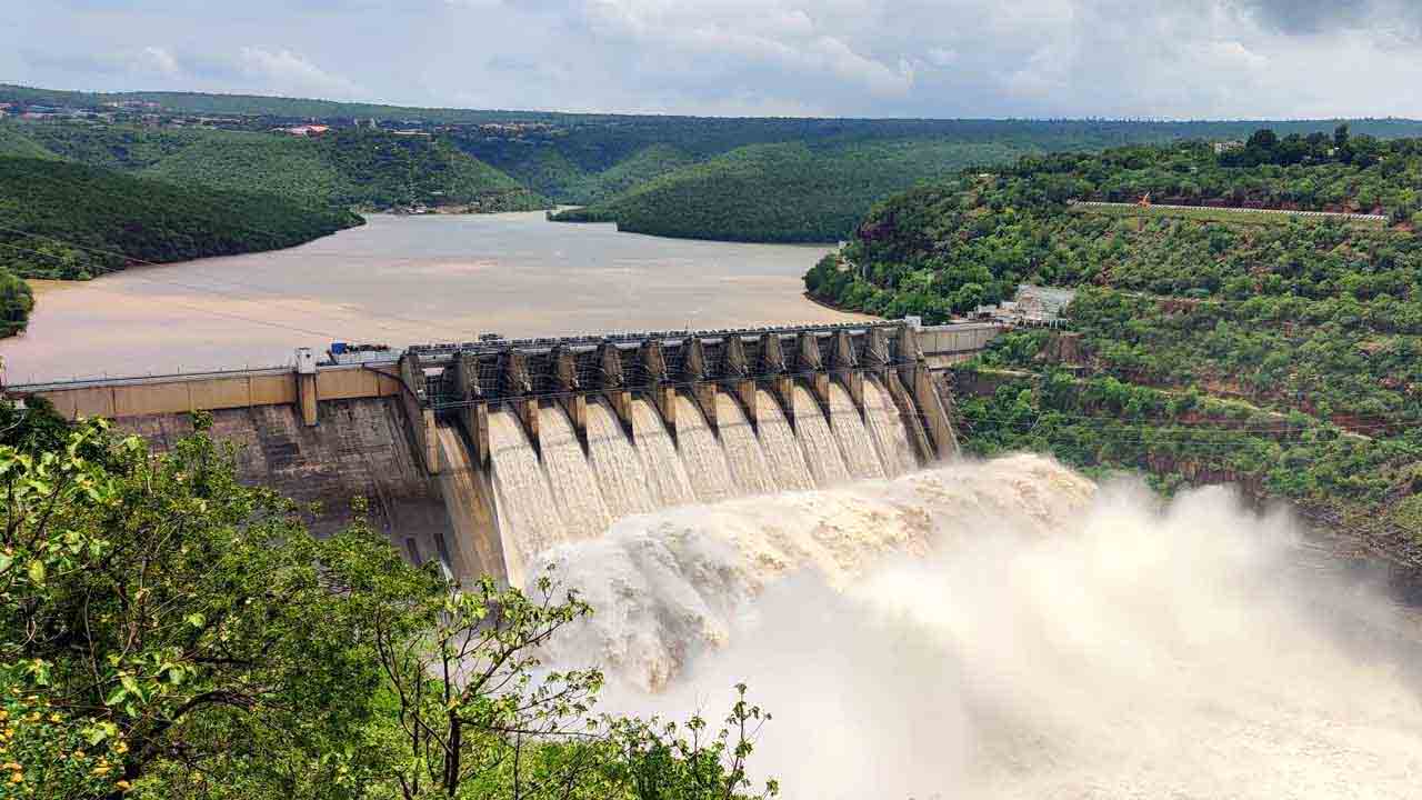 Srisailam Project | శ్రీశైలం ప్రాజెక్టుకు కొనసాగుతున్న భారీ వరద.. 10 గేట్ల నుంచి దిగువకు నీటి విడుదల