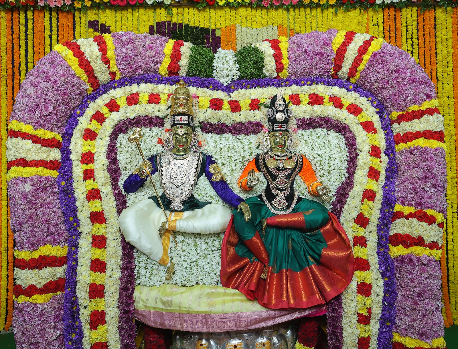 రాత్రి భ్రమరాంబ సమేత మల్లికార్జున స్వామివారలు కైలాస వాహనంపై భక్తులను అనుగ్రహించారు. 