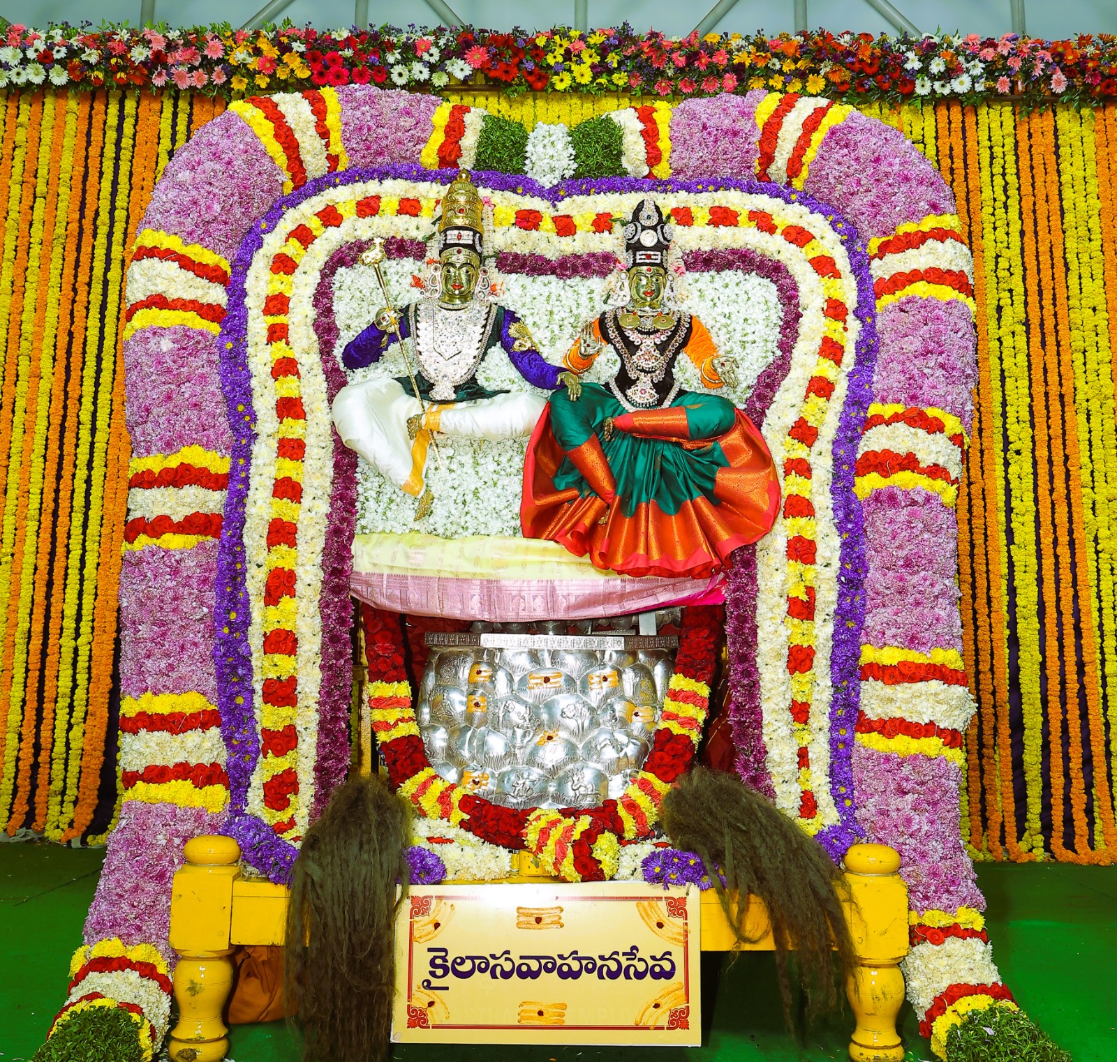 ఉత్సవానికి స్వామి, అమ్మవార్ల ఉత్సవమూర్తులను కైలాస వాహనంపై వేంచేపు చేసి.. విశేష పూజలు చేశారు. 