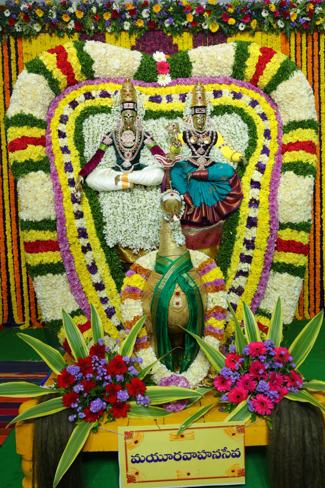 నవదుర్గా అలంకారాల్లో ఒకటైన బ్రహ్మచారిణి అలంకారంలో అమ్మవారు కటాక్షించారు. 