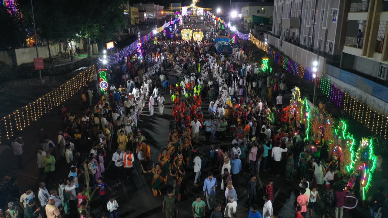 భ్రమరాంబ అమ్మవారితో కలిసి మల్లికార్జున స్వామి మయూరవాహనంపై నుంచి భక్తులను అనుగ్రమించారు. 