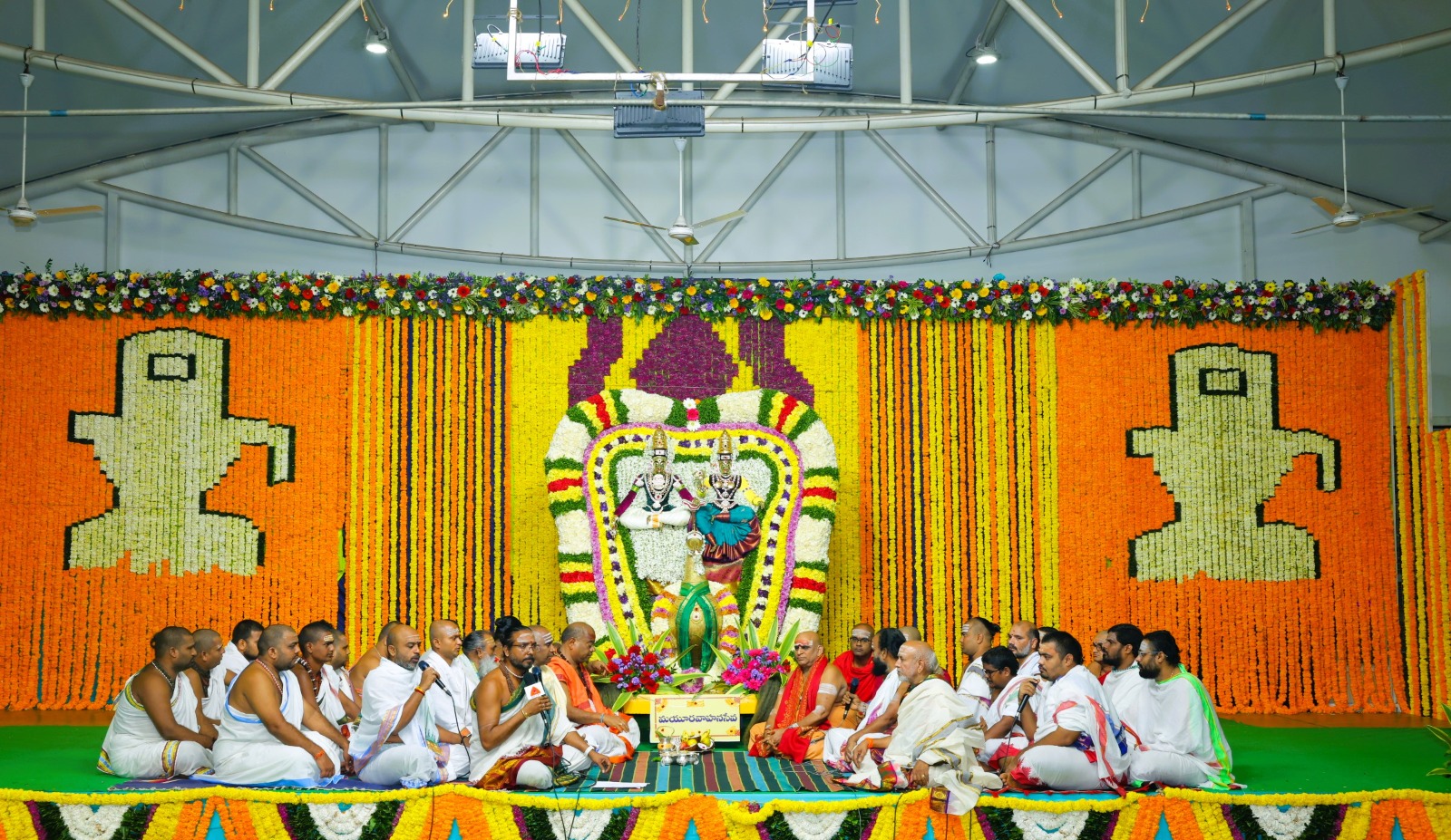 కుడిచేతిలో జపమాల, ఎడమచేతిలో కమండలాన్ని ధరించిన అమ్మవారిని దర్శించుకోవడం వల్ల శుభఫలితాలు, విజయాలు సిద్ధిస్తాయని భక్తుల నమ్మకం. 
