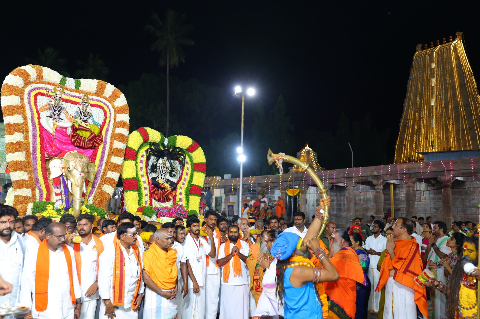 కార్యక్రమంలో ఈవో శ్రీనివాసరావుతో పాటు పలువురు అధికారులు పాల్గొన్నారు. ఉత్సవంలో పెద్ద సంఖ్యలో భక్తులు పాల్గొని.. స్వామి, అమ్మవార్లను దర్శించుకున్నారు.