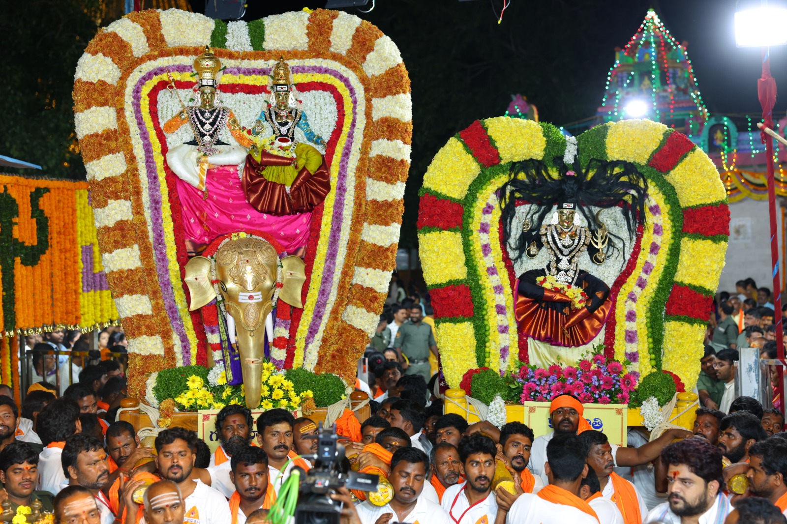 ఇదిలా ఉండగా.. ఉదయం భ్రమరాంబ అమ్మవారికి ప్రత్యేక పూజలు నిర్వహించారు. ప్రాతఃకాల పూజలు, విశేష కుంకుమార్చనలు, నవారణార్చనలు, జపానుష్టాలు, పారాయణాలు, చండీహోమం, పంచాక్షరి, భ్రామరి, బాలా జపానుష్టాలు, చండీపారాయణం, కుమారీ పూజలు చేశారు. 