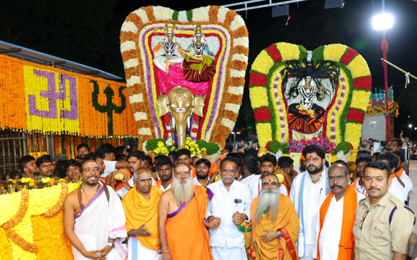 గ్రామోత్సవంలో భాగంగా గరళకంఠుడు కాళరాత్రి దేవి సమేతుడై ఆలయ ప్రాకారం నుంచి మంగళవాయిద్యాలు కళాకారుల విన్యాసాలు, డప్పుచప్పుళ్లు, కోలాటాలు, భజనల నడుమ వైభవంగా క్షేత్ర పురవీధుల్లో గ్రామోత్సవం కనుల పండువగా సాగింది. 